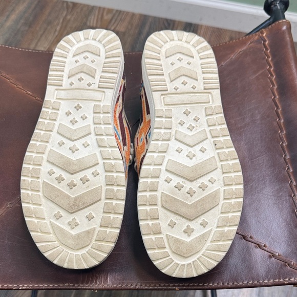 2 pair Aztec Patterned canvas Shoes 10 - Picture 7 of 15